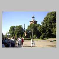 111-1305 Ankunft der Reisegesellschaft im Juli 2005 vor der Wehlauer Kirche.jpg